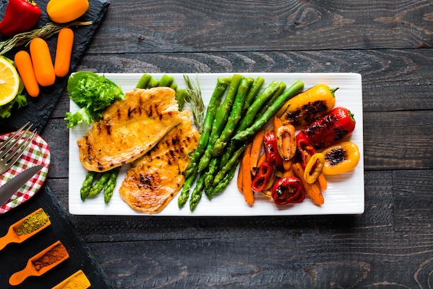 Grilled chicken breast with fresh vegetables