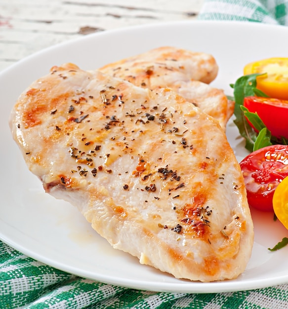 Photo grilled chicken breasts and vegetables