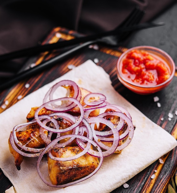 Photo grilled chicken kebab with red onions