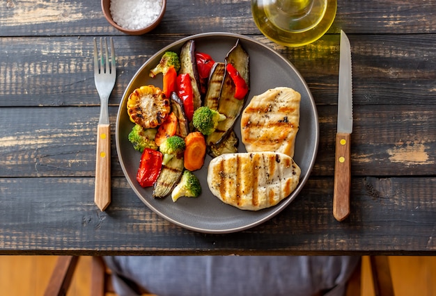 Photo grilled chicken with grilled vegetables