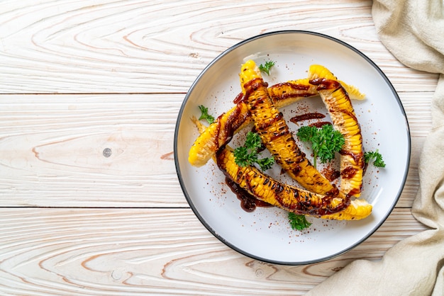 Photo grilled corn with bbq sauce