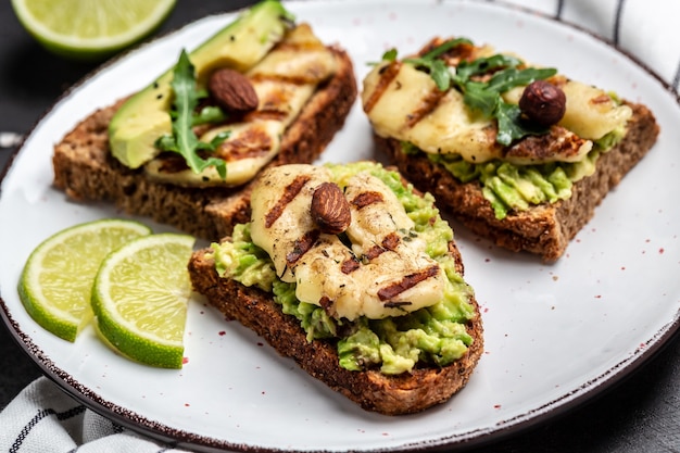 Grilled halloumi sandwich with avocado guacamole, arugula