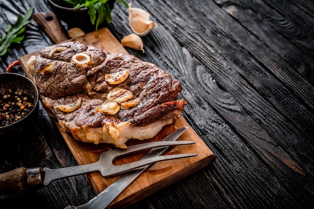 Photo grilled meat on a table