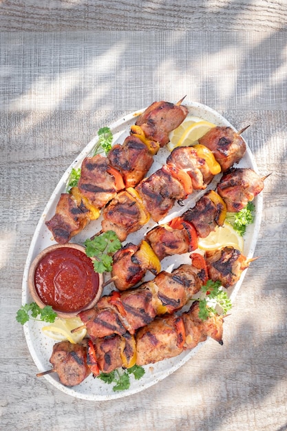 Photo grilled pork kebab with red and yellow pepper