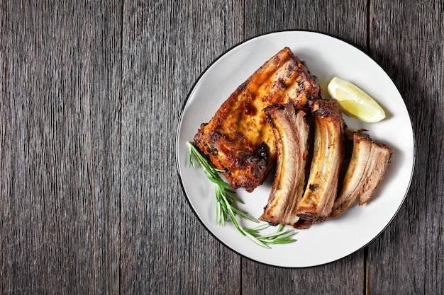 Grilled pork ribs with lemon and rosemary