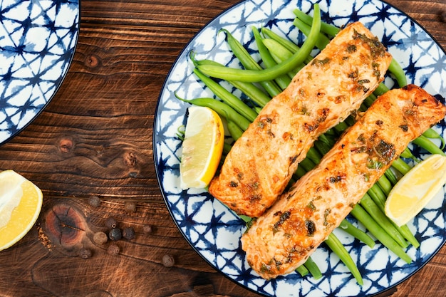 Photo grilled or roasted salmon with beans