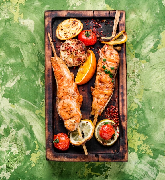 Photo grilled salmon on cutting board