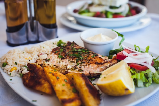 Grilled salmon and vegetables