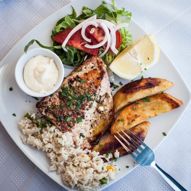 Grilled salmon and vegetables