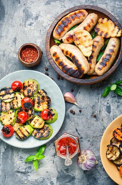 Grilled sausages with vegetables