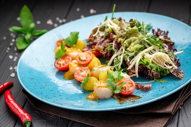 Grilled sea scallops with lettuce and tomatoes