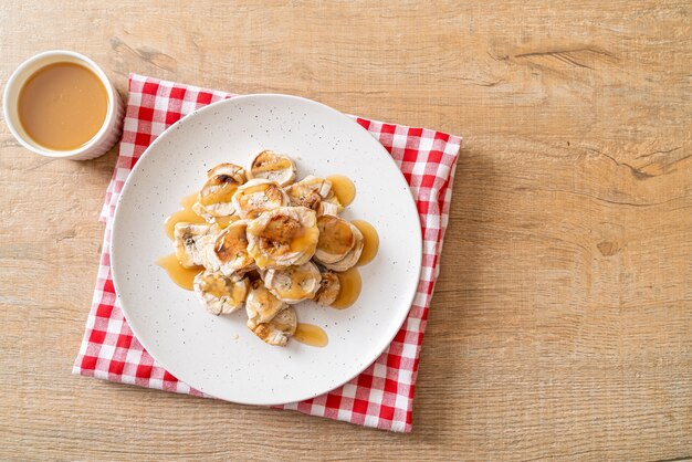 Grilled sliced bananas with caramel sauce