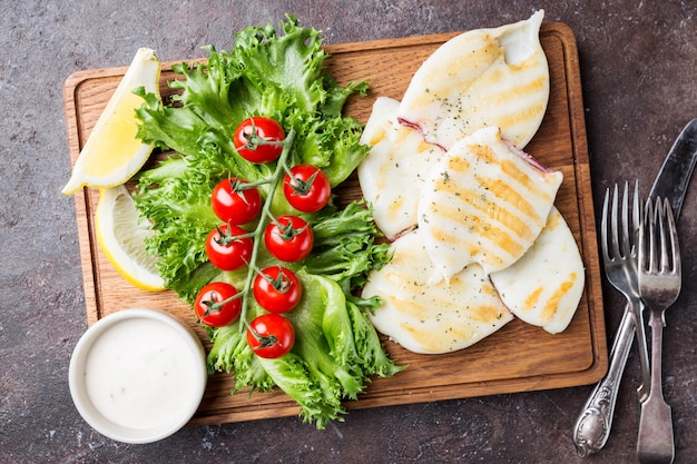 Grilled squid with lemon and vegetables