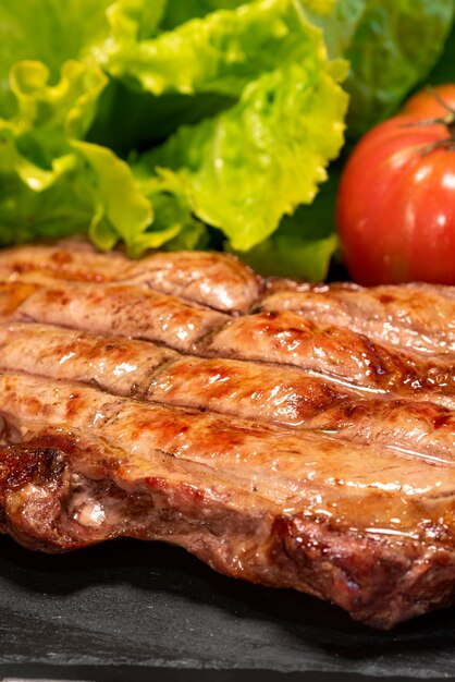 Grilled steak with lettuce and tomato