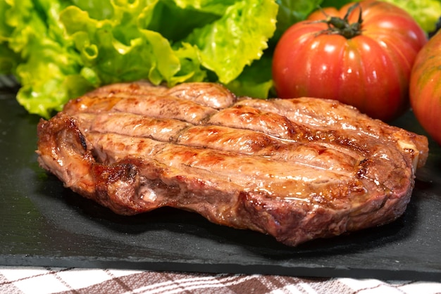 Grilled steak with lettuce and tomato