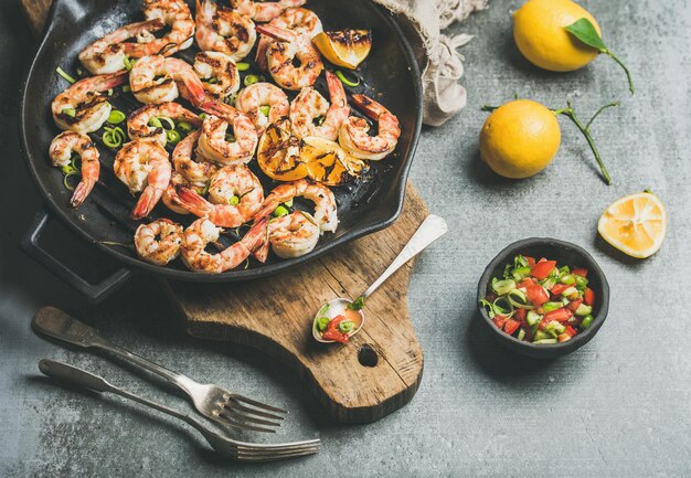 Photo grilled tiger prawns in pan with lemon leek chili sauce