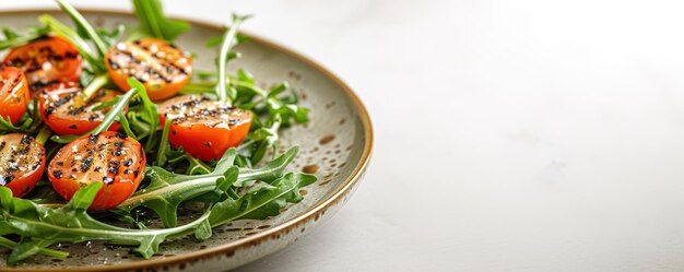 Photo grilled tomatoes on bed of arugula sprinkled with seeds