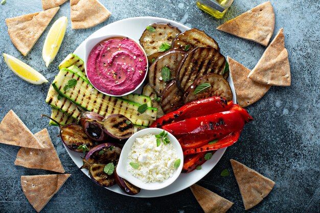 Photo grilled vegetables and hummus platter