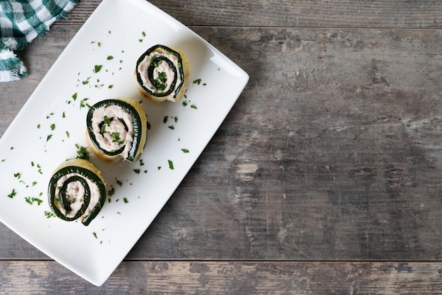 Grilled zucchini rolls with tuna and cream cheese