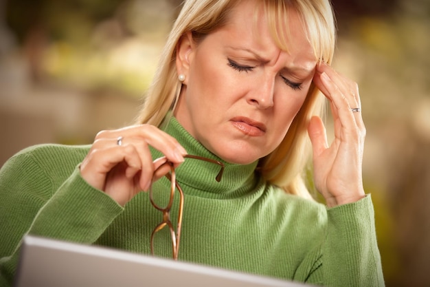 Photo grimacing woman suffering a headache