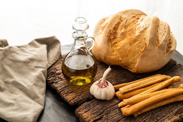 Grisines y pan de campo con aceite de oliva ajo y mayonesa saborizada