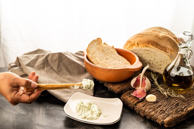 Grisines y pan de campo con aceite de oliva ajo y mayonesa saborizada