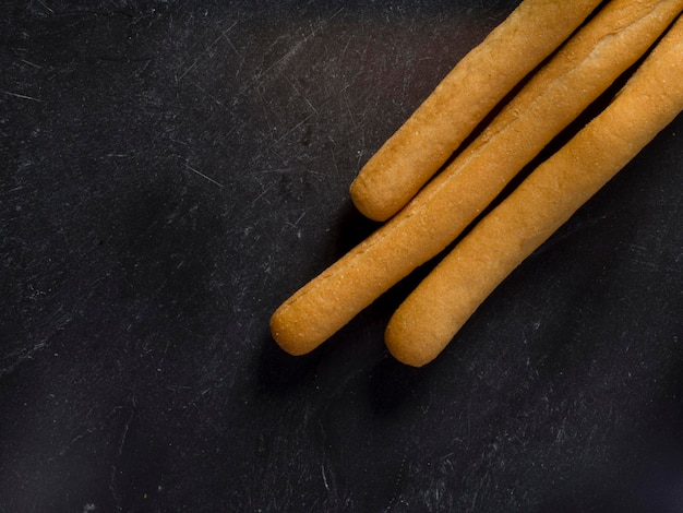 Photo grissini italian crunchy bread sticks lay flat isolated on studio