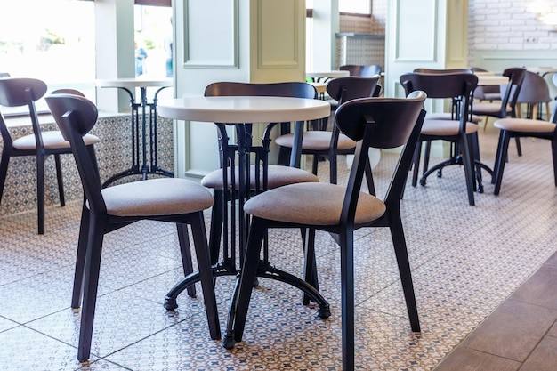 Photo grodno belarus september 2019 wooden eco tables and chairs in a youth cafe with columns