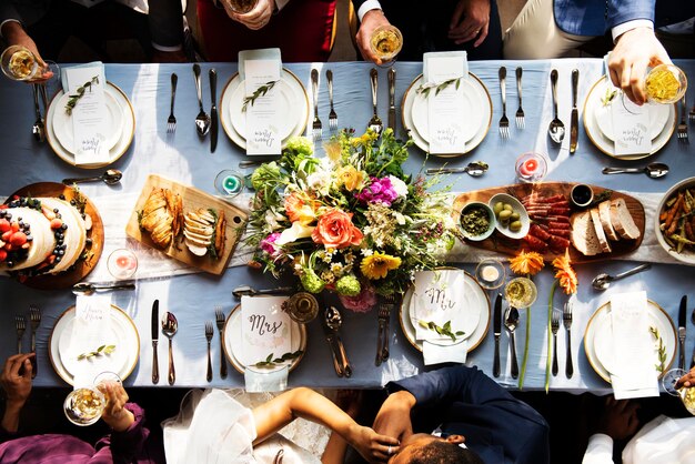 Photo groom kissing bride hand in wedding reception aerial view