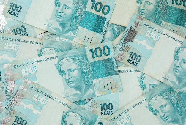 A groud of hundred brazilian real bills spread