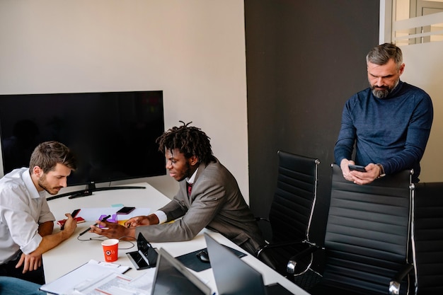 Photo group of diverse people having a business meeting