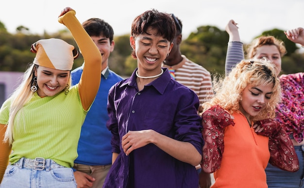 Photo group of diverse young people dancing outdoor summer concert and multiracial friends concept