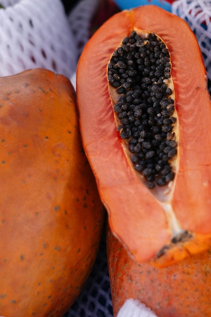 Photo group of exotic papaya fruits on a stall at the bazaar