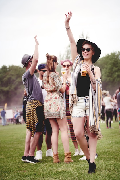 Photo group of friends dancing at the festival