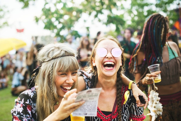 Photo group of friends drinking beers enjoying music festival together