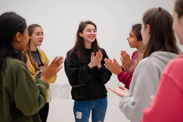 Photo a group of girls with their hands in the air