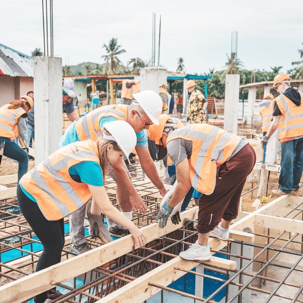 Photo a group of people are working on a construction site