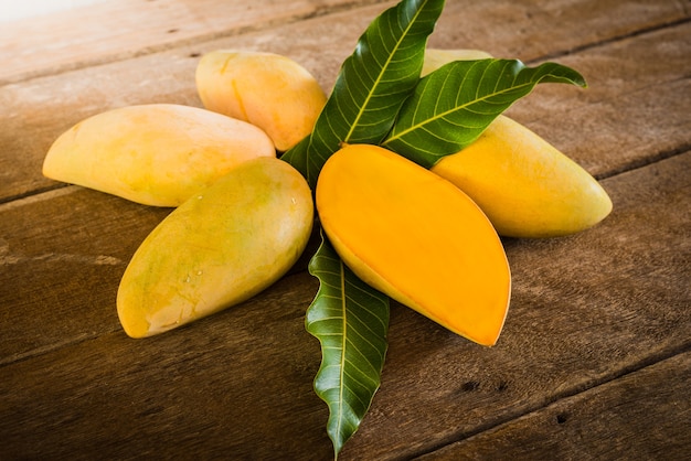 Group of ripe mangoes