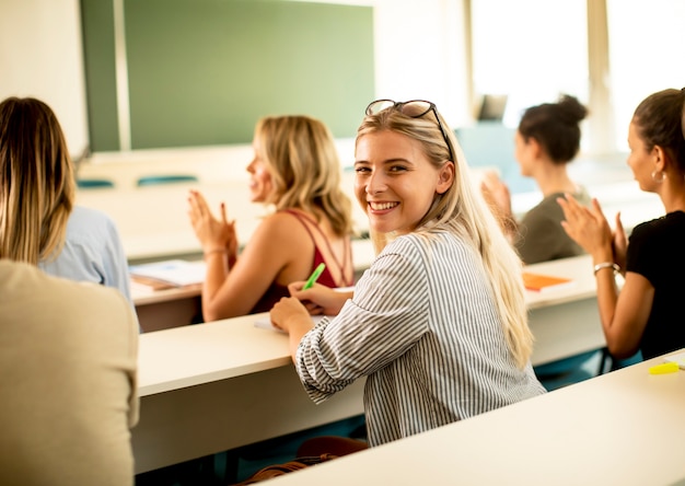 Photo group of university srudents in the classroom