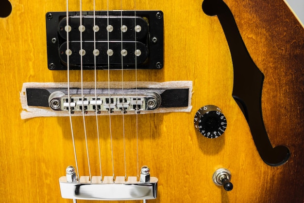 Photo a guitar with a black and white headband and a black guitar strap