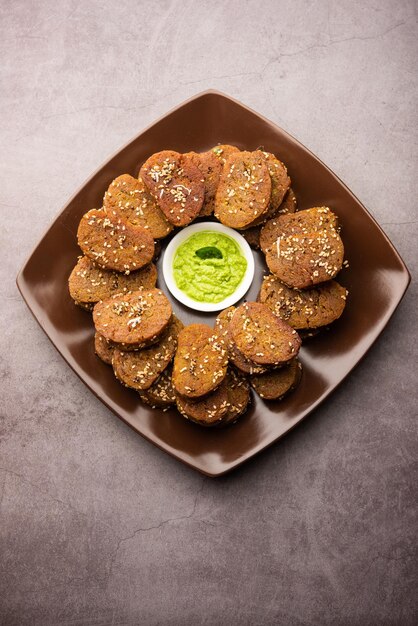 Photo gujarati snacks muthiya or muthia is a steam cooked healthy food made using bottle gourd or doodhi or lauki