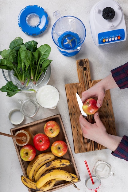 Photo guy is preparing a smoothie