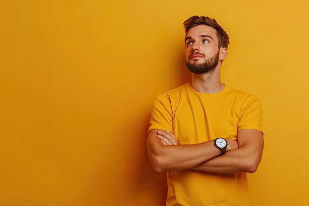 Photo a guy in yellow t shirt watches a time