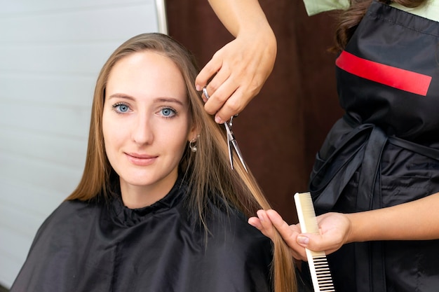 Hairdresser cutting the hair in the beauty salon