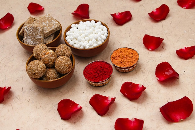 haldi kum kum, Tilgul bowls with Rose petal decoration