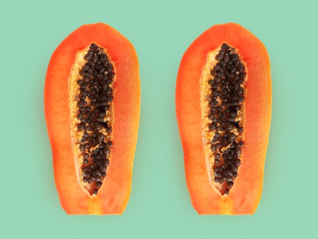 Photo half of ripe papaya fruit with seeds on a color background appetizing tropical fruit