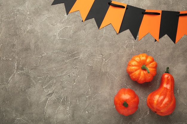 Photo halloween composition with pumpkins on grey background. view from above.