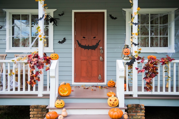 Photo halloween pumpkins and decorations outside a house