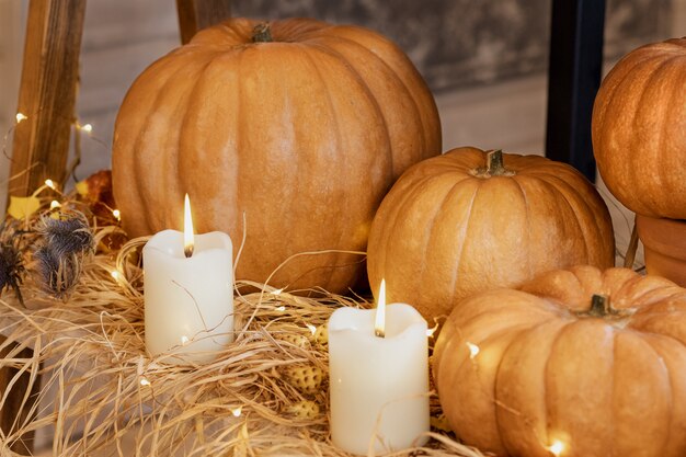 Photo halloween pumpkins with candles straw