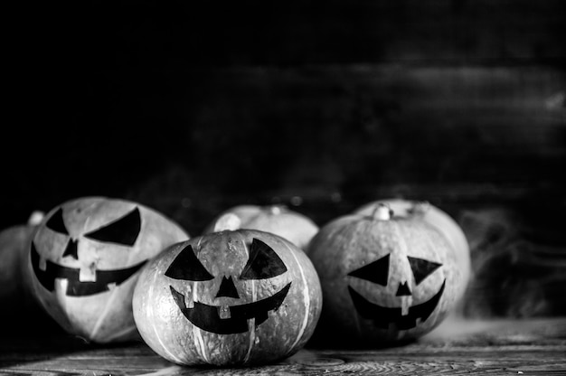 Photo halloween pumpkins on wood in the style of black and white cinema